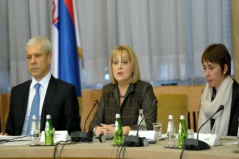 2. mart 2012. godine (s leva na desno) Predsednik Republike Srbije Boris Tadić, predsednica Narodne skupštine prof. dr Slavica Đukić Dejanović i direktor Kancelarije za evropske integracije Vlade Republike Srbije Milica Delević